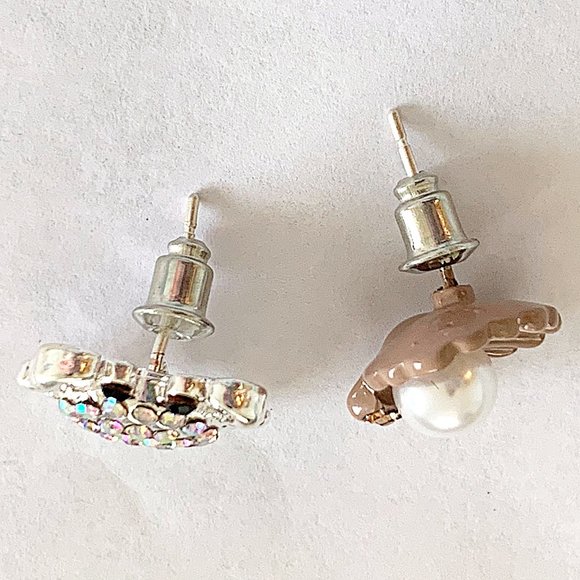 Crab & Pearl Clam Shell Asymmetrical Rhinestone Stud Earrings - Picture 5 of 7